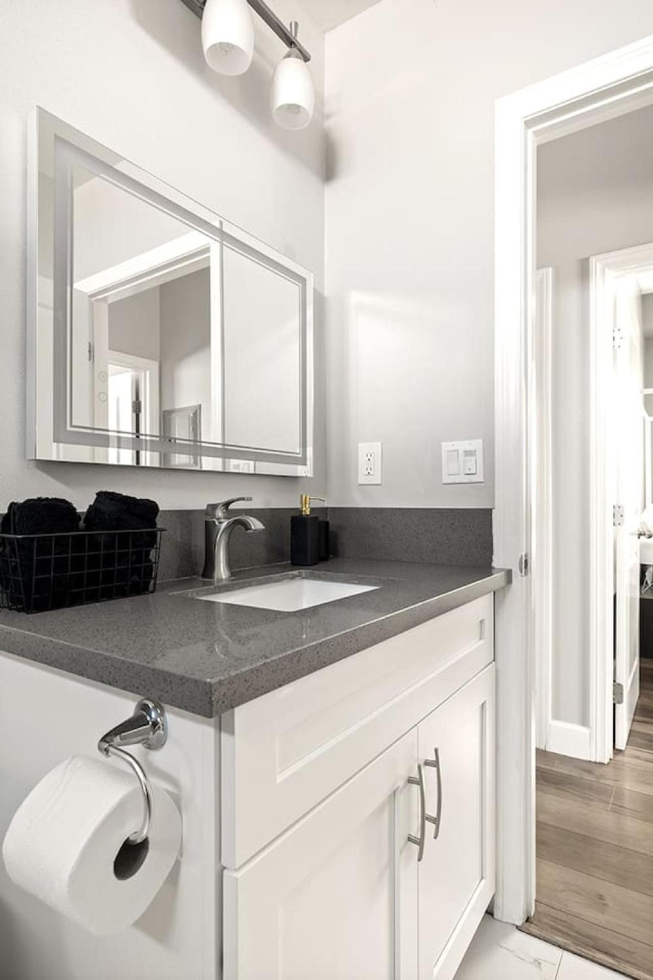 Holiday home New Luxury Townhome Sleeps 9 Near Usc Dtla Expo *